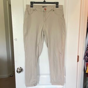 women’s skinny khaki uniform pants✨